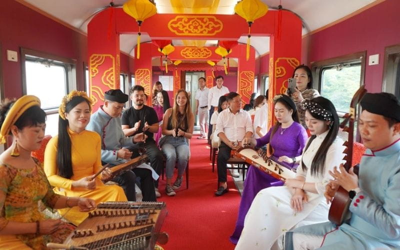Chuyến Tàu Di Sản Huế - Đà Nẵng: Hành Trình Ngắm Trọn Vẻ Đẹp Miền Trung Trên Một Cung Đường Đặc Biệt